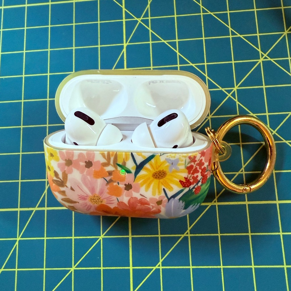 Apple AirPods Pro - with floral case